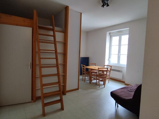 Studio meuble avec mezzanine 2ème étage