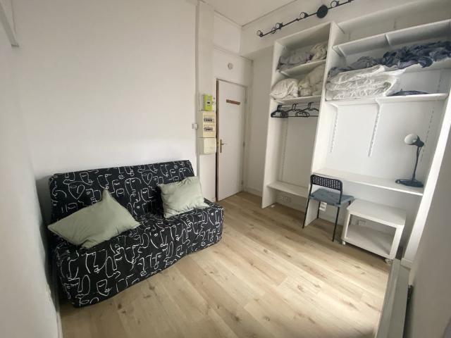 STUDIO MEUBLE AVEC TERRASSE