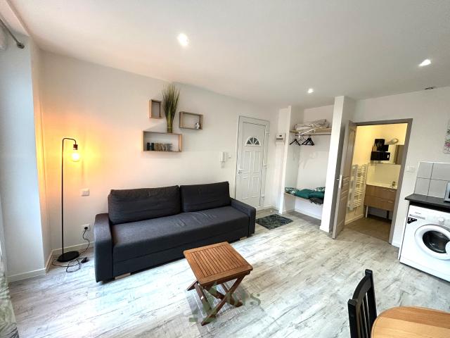 STUDIO MEUBLE AVEC TERRASSE EN HYPER CENTRE