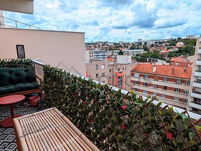 Studio meublé avec terrasse et ascenseur Le Kremlin Bicêtre 94270