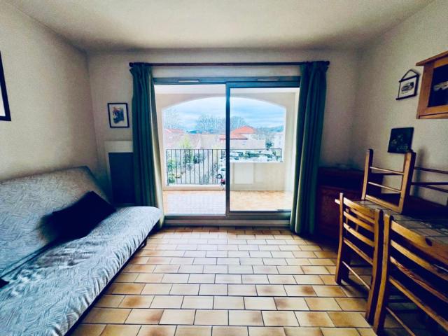 Studio meublé avec terrasse, parking et résidence avec pisci
