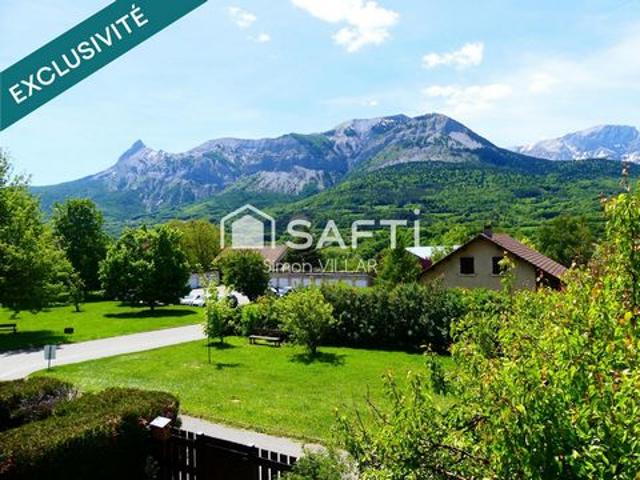 Studio meublé avec un balcon et une vue dégagée