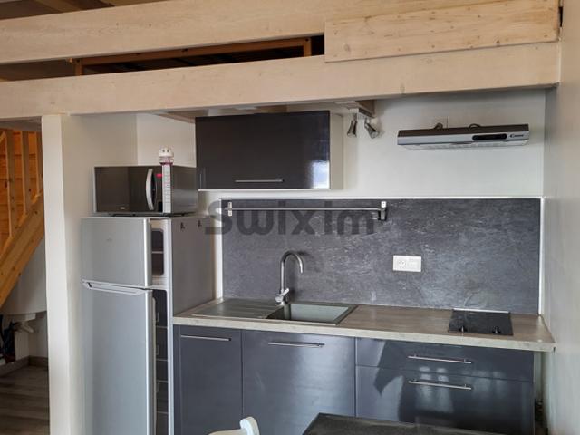 STUDIO MEUBLÉ AVEC UNE MEZZANINE