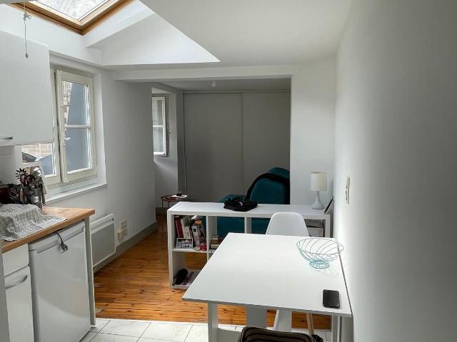 STUDIO MEUBLE AVEC VUE SUR EGLISE SAINT NICOLAS