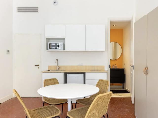 Studio meublé à louer avec un intérieur rénové, prêt à vous accueillir