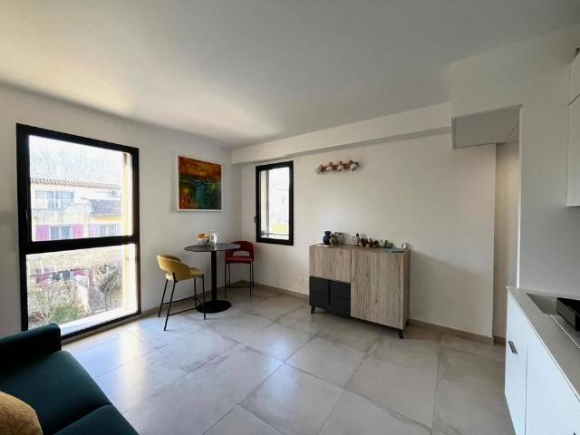 Studio meublé a Trinquetaille en residence sécurisée avec place de parking