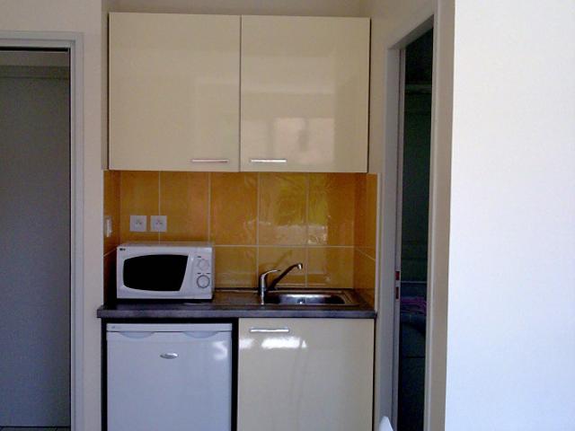 STUDIO MEUBLE DANS GRANDE VILLA
