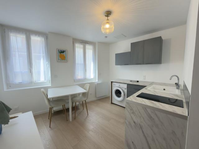 STUDIO MEUBLE DE 19M² ENTIEREMENT RENOVE PROCHE GARE