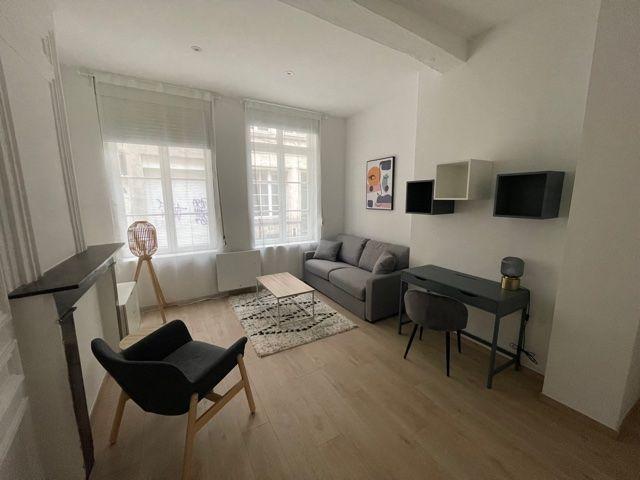Studio meublé de 30,38 m2, rue Doudin réf G472