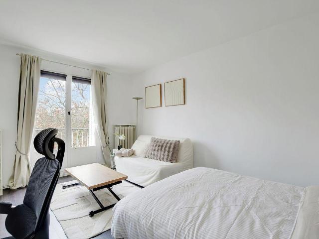 Studio meublé lumineux, vue dégagée