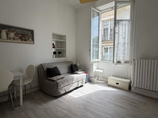 STUDIO MEUBLE PLACE DE LA LIBERTE