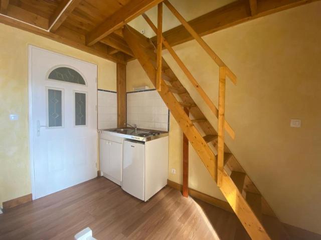 STUDIO MEUBLE PORTAIL ROUGE/LA METARE, situé rue Marcel.