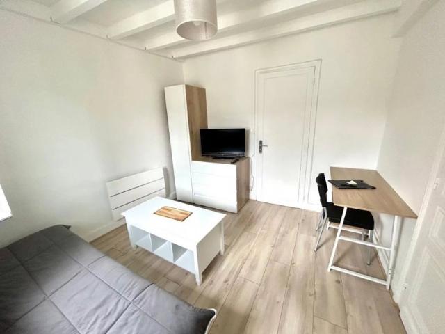 STUDIO MEUBLE/ RUE LAMARTINE