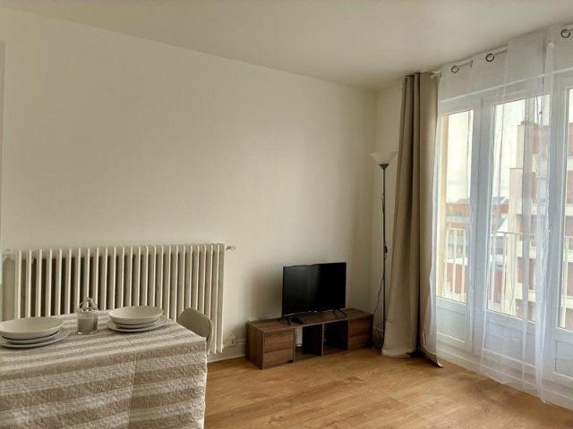 Studio meublé refait à neuf – 10 min de Paris