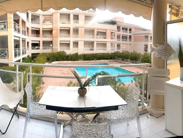 STUDIO MEUBLE REFAIT A NEUF 22 M² + TERRASSE 7 M² EST PORT AZUR
