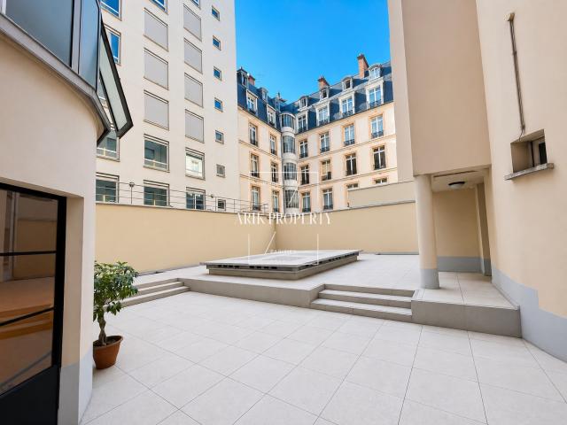 Studio Meublé Rénové avec Cour Intérieure 8ème Arrondissement