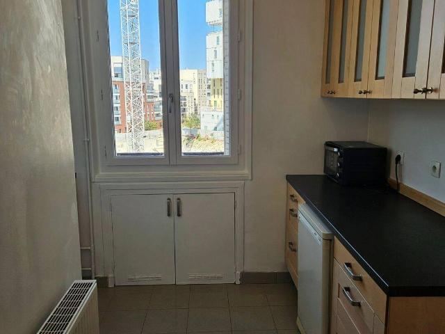 Studio meublé rénové de 22 m² avec petit balcon