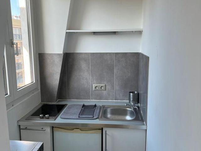 Studio meublé rénové en dernier étage Courbevoie