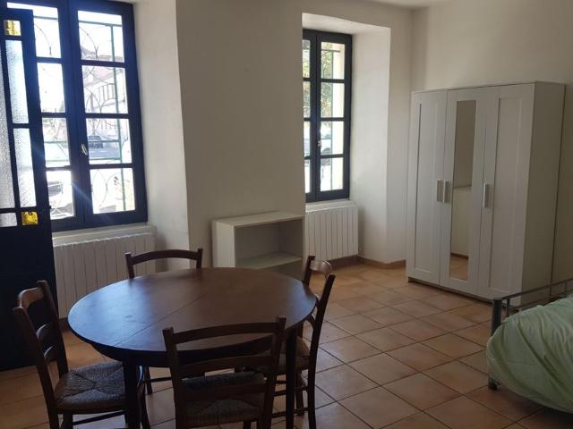 Studio meublé rez de chaussée dans le centre ville de Pont S
