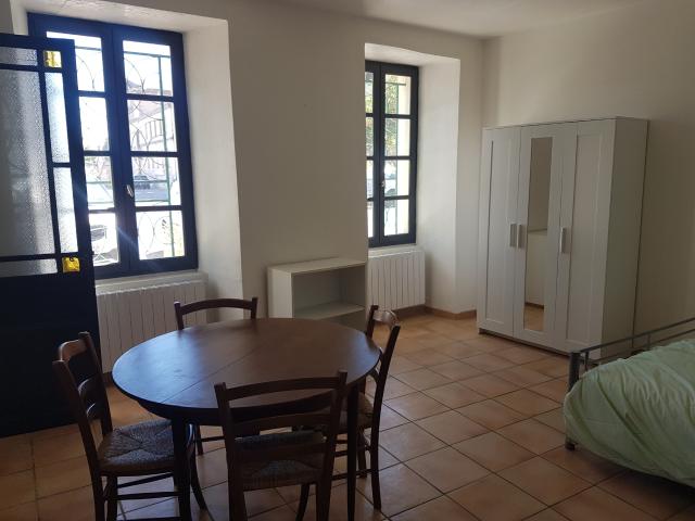 Studio meublé rez de chaussée dans le centre ville de Pont Saint Esprit