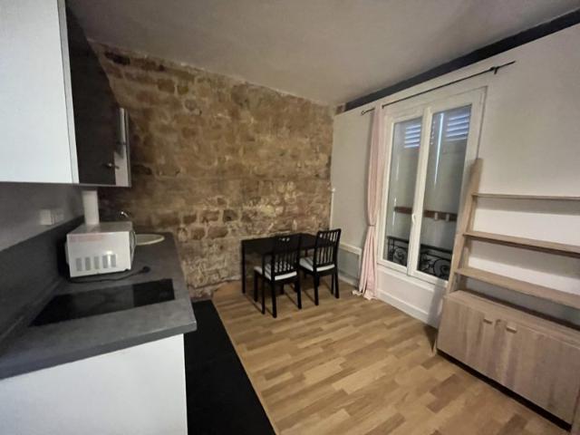 STUDIO MEUBLE rez de chaussée sur cour La Foncière du 17ème