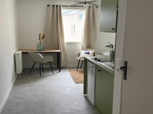 STUDIO MEUBLE ST PRIEST Nous vous proposons un studio.