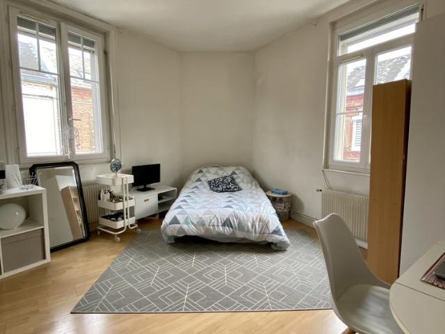 STUDIO MEUBLE SITUÉ QUARTIER SAINT HONORÉ TOUTES CHARGES COMPRISES