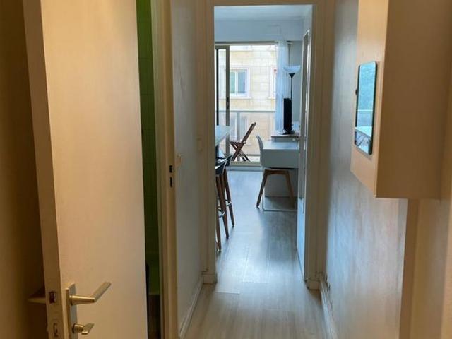 Studio meublé 20m2 Paris 15: 860 euros cc