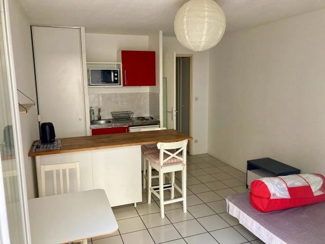 Studio meublé 21 m2 avec parking souterain secteur Universit