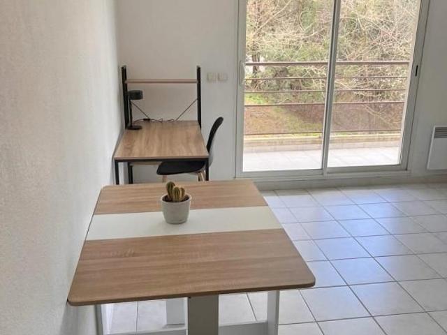 Studio meublé 21.88 m², kitchenette équipée, avec balcon
