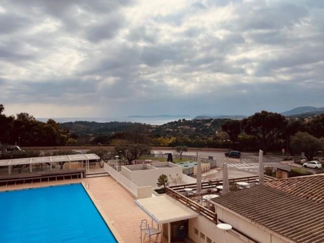 STUDIO MEZZANINE AVEC MAGNIFIQUE VUE SUR MER