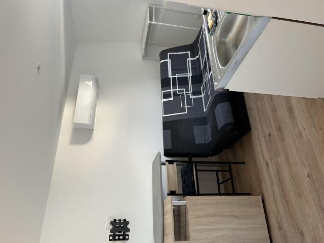 Studio neuf meublé. Très calme