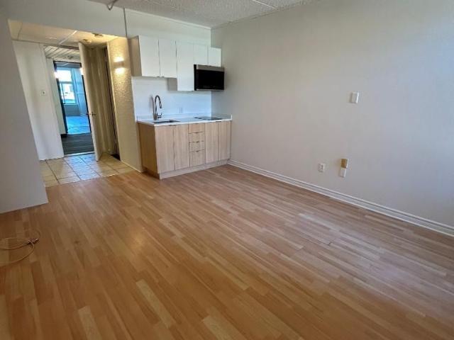 Studio Saint Charles Borromée $949 /mo