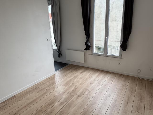 STUDIO SITUÉ A DEUX PAS DES BORDS DE MARNE ET DE L'ARRET DE BUS 111 GALILÉE ET BUS 107 VASSAL