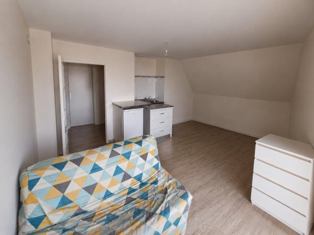 STUDIO SPACIEUX AVEC BALCON TOURS CENTRE, À PROXIMITÉ IMMÉDIATE DE LA FACULTÉ DE MÉDECINE