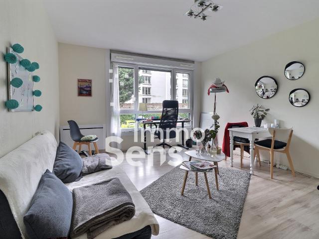 STUDIO/ STATIONNEMENT/ CATHO