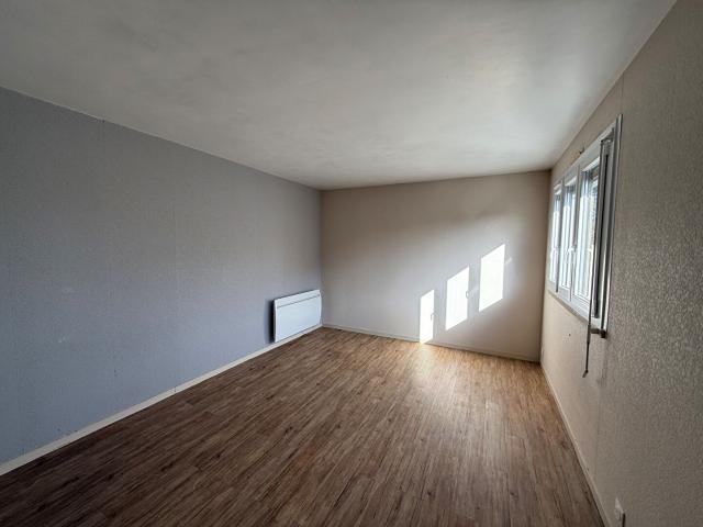 Studio + stationnement ORLEANS SUD