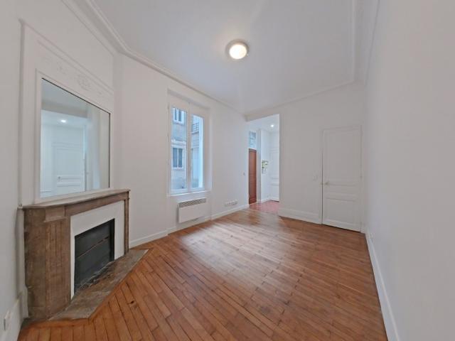 STUDIO PONT DE NEUILLY