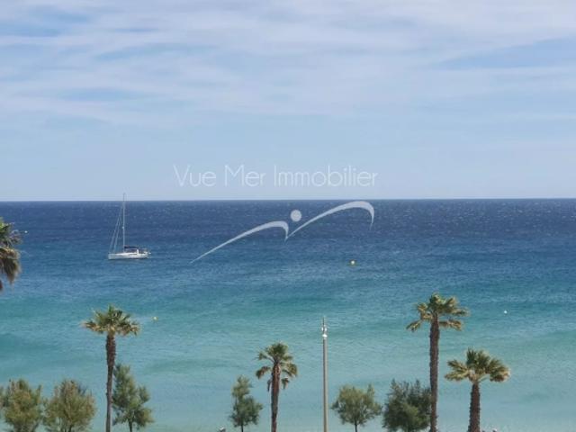 Studio pied dans l'eau à vendre plage du Lavandou