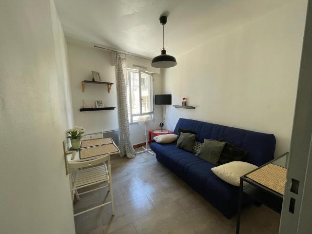 STUDIO proche place de l'horloge