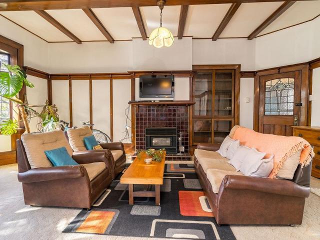 Studio room for rent! No Couples!