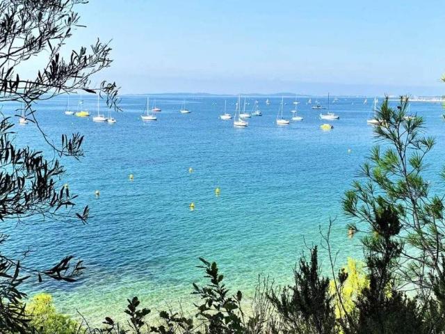 Studio RDC plain pied centre ville La Londe VAR