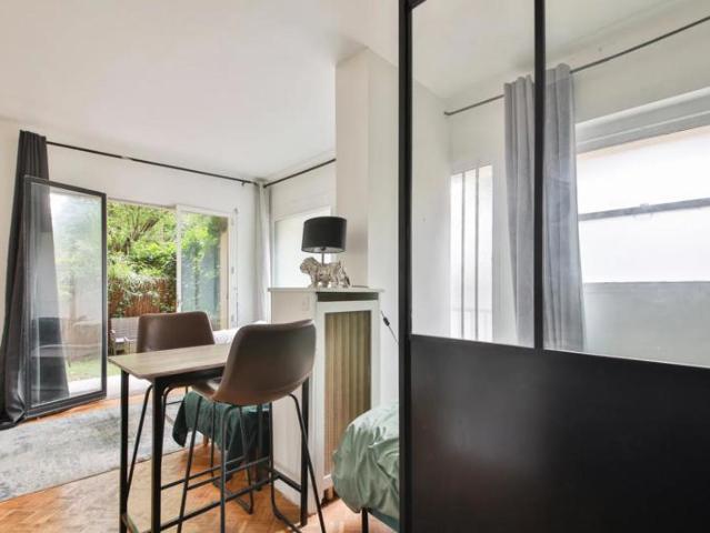 Studio rez de chaussée avec terrasse à Neuilly
