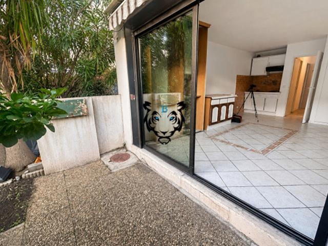 Studio rez de chaussée terrasse parking cave 26.37 m2