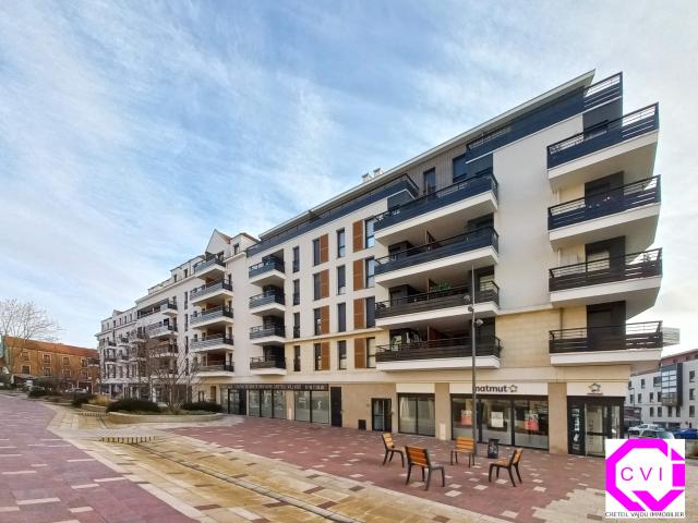 Studio récent avec balcon au cœur du Village