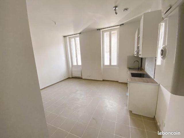 Studio refait à neuf à louer à Marseille 3è