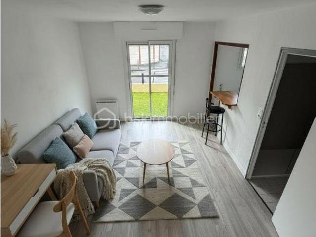 Studio refait à neuf, avec cave et place de parking