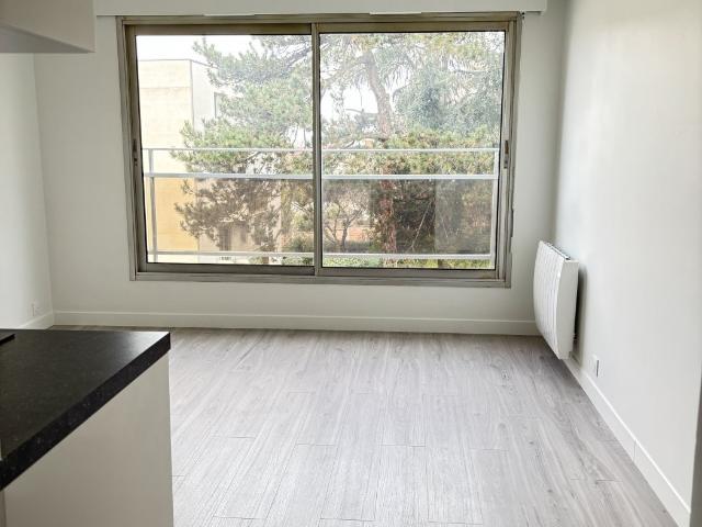 Studio refait à neuf avec parking et cave