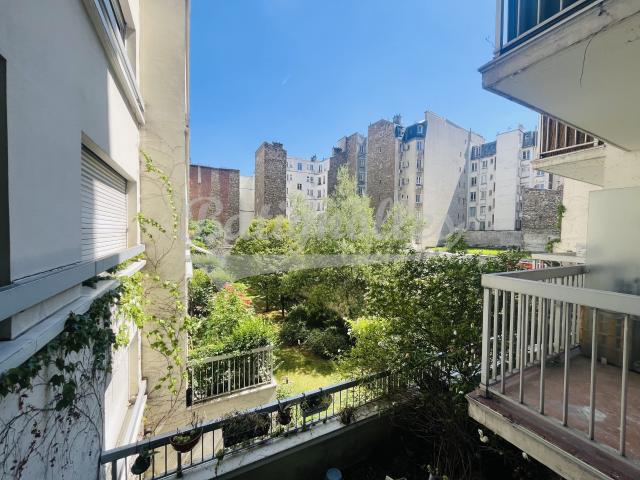 Studio refait à neuf avec 2 balcons PARIS 18