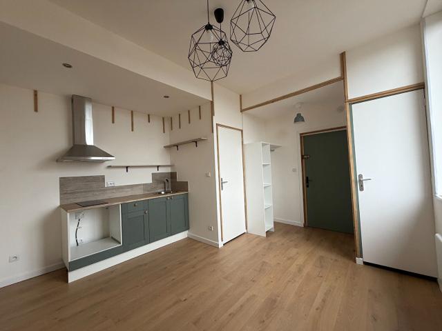 Studio refait à neuf proche centre ville avec un garage